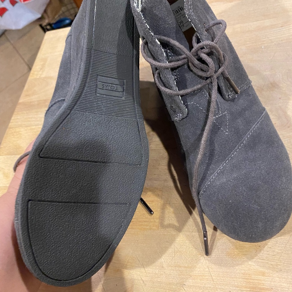 Toms Woman’s Wedge bootie. Gray. Like new. Lace up.